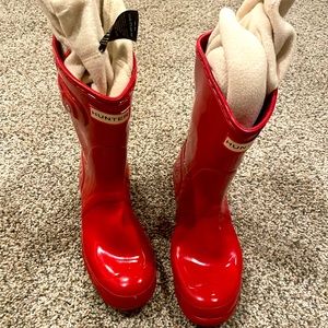 Hunter red short boots size 7 with fleece liners. Worn only a few times.